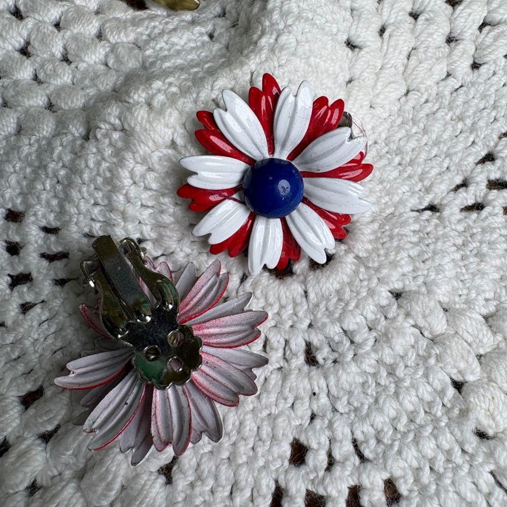 Vintage Unsigned Red White Blue Flower Clip On Earrings Mod Enamel